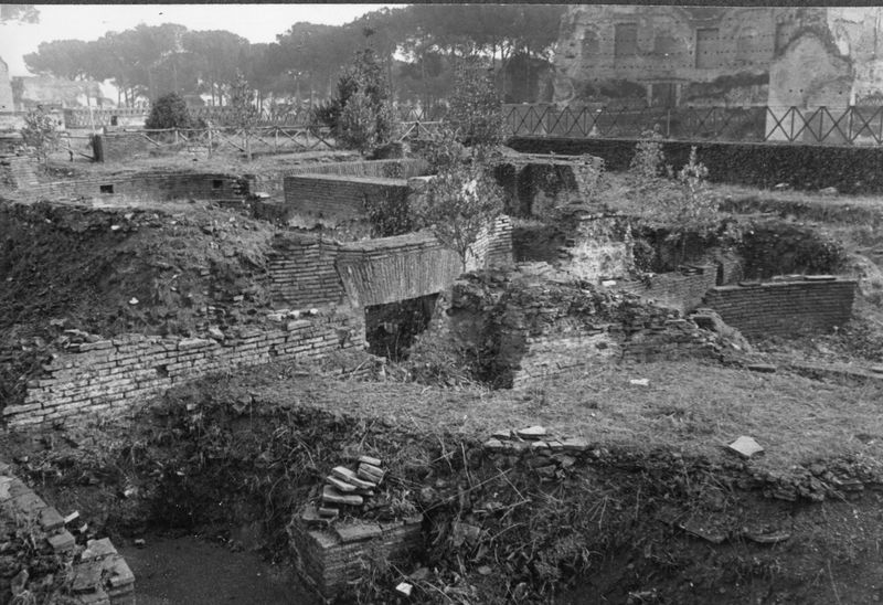 003273 - monumento - Domus Augustana, piano superiore costruzioni del lato Sud-Est: particolari dell'ambiente rotondo, gennaio 1958