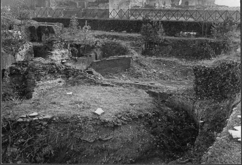 003275 - monumento - Domus Augustana, piano superiore costruzioni del lato Sud-Est: particolare dell'ambiente rotondo, gennaio 1958