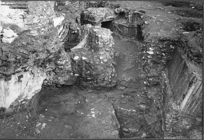 003277 - monumento - Domus Augustana, piano superiore costruzioni del lato Sud-Est: Ambiente ottagono con fognoli, gennaio 1958