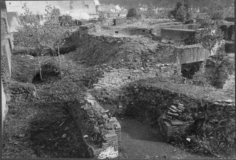 003292 - monumento - Domus Augustana, piano superiore costruzioni del lato Sud-Est: fianco verso il peristilio inferiore particolare, gennaio 1958