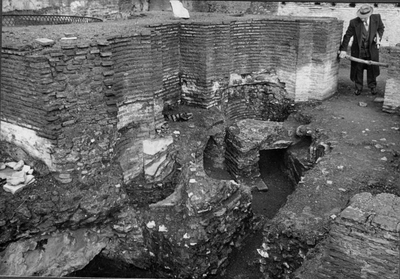 003298 - monumento - Domus Augustana, piano superiore costruzioni del lato Sud-Est: Ambiente ottagono con fognoli, 1958