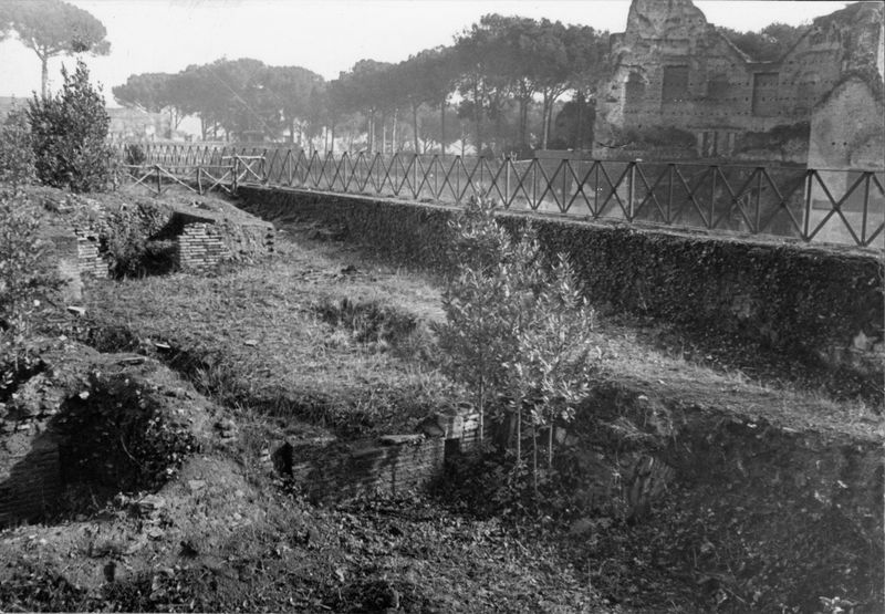 003299 - monumento - Domus Augustana, piano superiore costruzioni del lato Sud-Est: fianco lungo lo Stadio, gennaio 1958