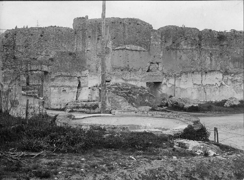 003492 - monumento - Domus Augustana, peristilio superiore: veduta  del muro verso la Domus Flavia, giugno 1927