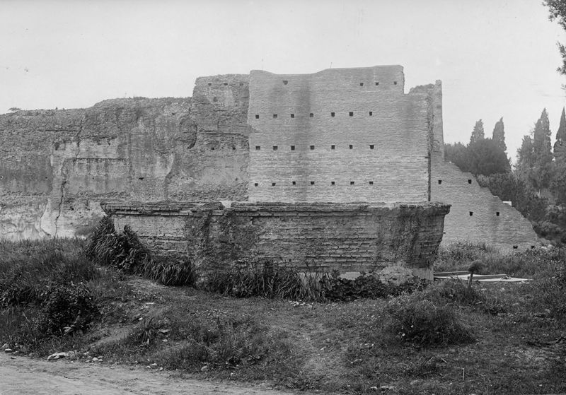 003491 - monumento - Domus Augustana, peristilio inferiore: veduta muro verso la Domus Flavia, giugno 1927