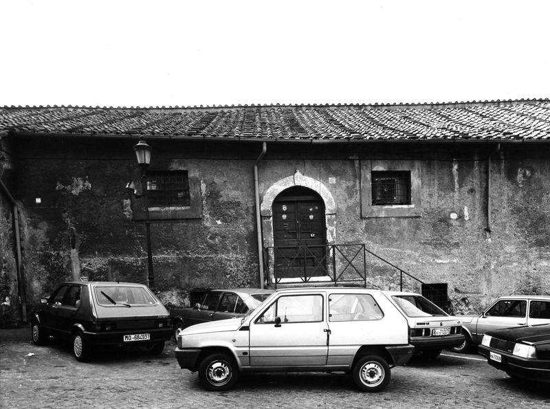 008504 - monumento - Area della chiesa di S. Anastasia: piazza S. Anastasia, 1989