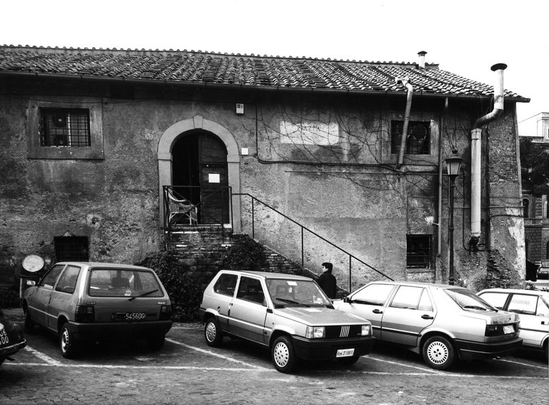 008505 - monumento - Area della chiesa di S. Anastasia: piazza S. Anastasia, 1989