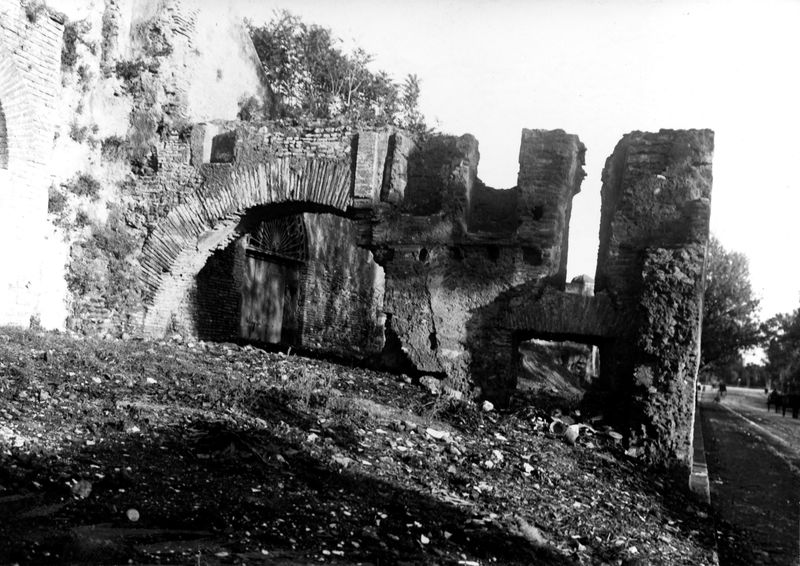 008508 - monumento - Via dei Cerchi, Grottoni: zona prospiciente la Via dei Cerchi