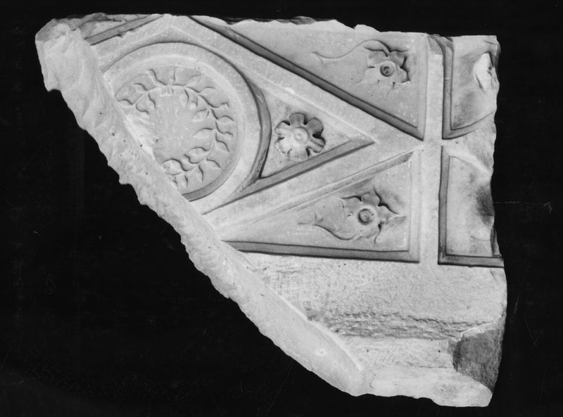 010386 - monumento - Valle del Colosseo, lato Nord: fornice occidentale con parte dei tondi adrianei con scena della caccia al leone e del sacrificio di Ercole. Sotto il fregio costantintiniano con Congiarum, distribuzione del denaro al popolo, (L.408)