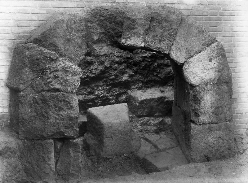 020746 - monumento - Foro Romano, Arco di Tiberio, cloaca repubblicana presso l'Arco ; neg. serie E, n. 381