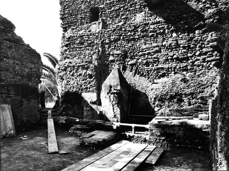 008610 - monumento - Palatino, via dei Cerchi n. 93, tubature (maggio 1986); neg. serie film n. 1687