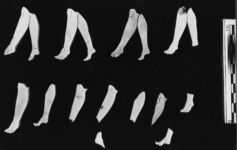 005848 - reperto - Crustae marmoree parietali raffiguranti gambe di danzatrici. Il materiale di cui si compongono Ã¨ giallo antico. Bibliografia di riferimento: "Museo Palatino, le Collezioni" a cura di M.T. Tomei e C. Gasparri, Electa 2014 pp. 190-194. Neg. serie Film nÂ° 2478