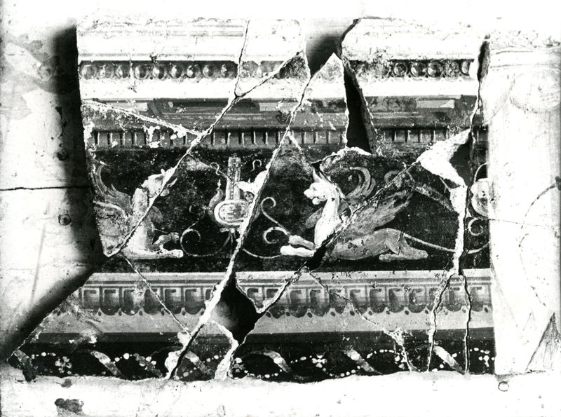 002079 - restauro - Casa di Augusto, "Studiolo di Augusto" c.d., cubicolo superiore, particolare della decorazione della parete settentrionale: durante il restauro della pittura parietale in secondo stile pompeiano, dopo il distacco, con successiva ricollocazione in situ. Bibliografia: Musatti, G. "Casa di Augusto sul Palatino. L'intervento di restauro e considerazioni sulla decorazione pittorica" in Bollettino d'Arte 2, aprile-giugno 2009 (serie VII) pp. 21 e ss. / Iacopi, I. "Casa di Augusto, le pitture" Electa 2007

Neg. serie Film nÂ° 817