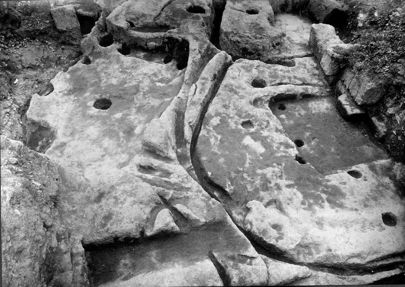 000045 - monumento - Palatino, Roma quadrata, Scalae Caci, le capanne protostoriche (Gab.  Fot. Naz., 1948); neg. serie E, img. n. 27101