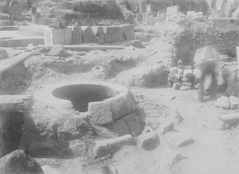 016083 - monumento - Cisterna arcaica in corso di scavo; Neg. Serie A, Nr. 18