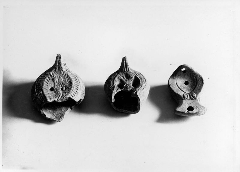 019109 - reperto - Antiquario Forense, Lucerne cristiane dalla fonte di Giuturna; neg. serie F, n. 1142
