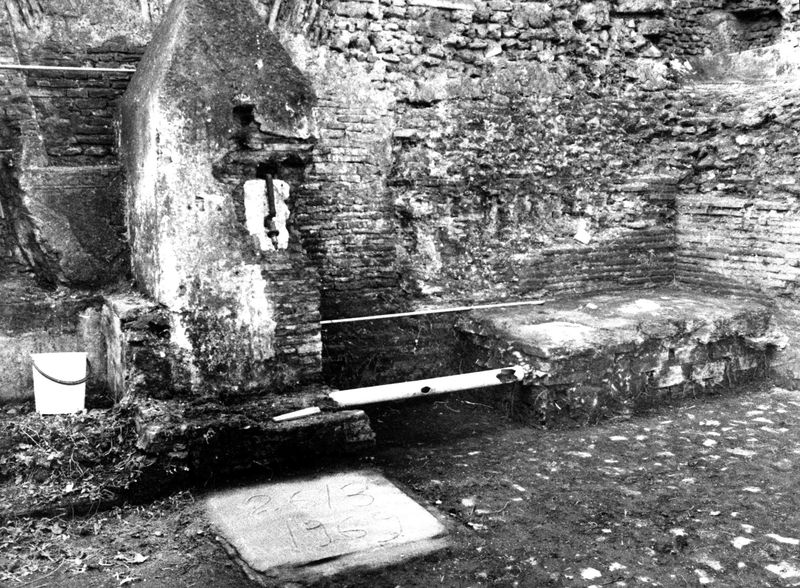 008596 - monumento - Palatino, via dei Cerchi n. 93, tubature (marzo 1986); neg. serie film n. 1662