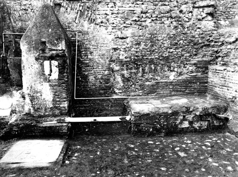 008597 - monumento - Palatino, via dei Cerchi n. 93, tubature (marzo 1986); neg. serie film n. 1662