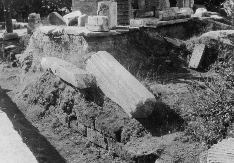 016115 - monumento - Fianco del vano rettangolare verso la Via Sacra (1948); Neg. Serie Leica rollino 3, Nr. 4