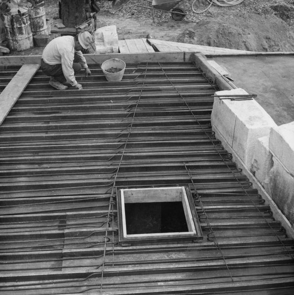 016130 - monumento - Lavori, Soletta in cemento armato; Neg. Serie Film 272, Nr. 12