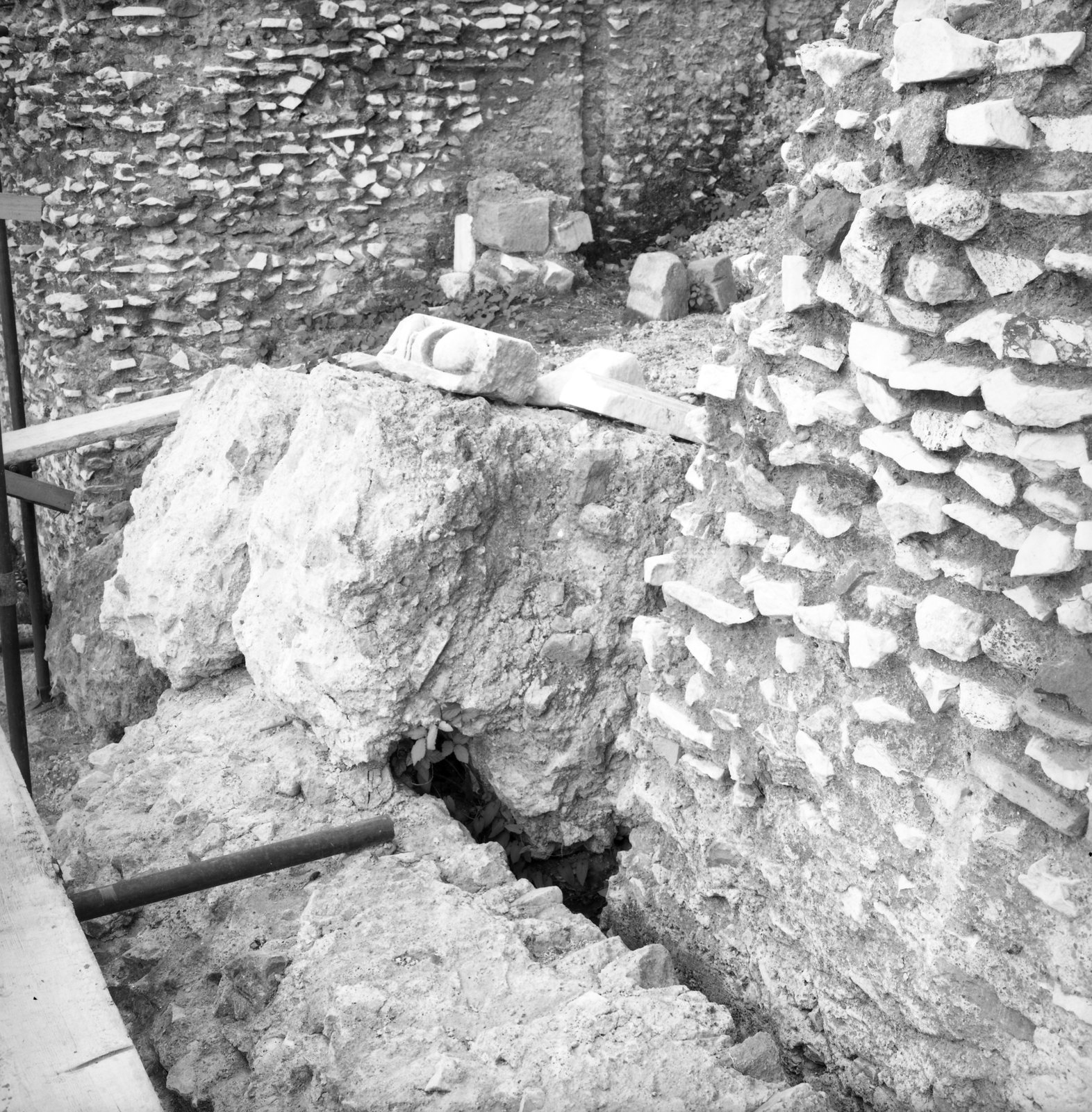 film_00196-006.tif