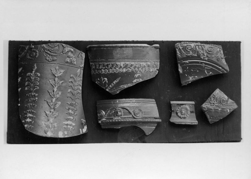 016982 - reperto - Frammenti di ceramica aretina dalla Regia (pozzetto rep.); Neg. serie F n. 994