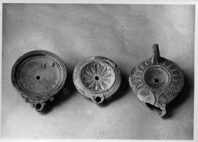 019083 - reperto - Antiquario Forense, Lucerne dalla Velia; neg. serie F, n. 667