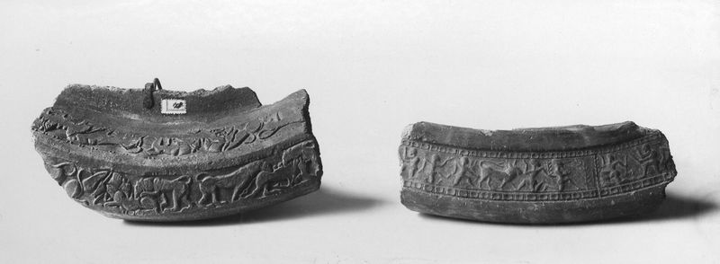 010316 - reperto - Vasellame arcaico (impasto, buccheri), orli di grandi doli arcaici (a sin. dalla Cloaca Massima, a d. della Via Sacra); Neg. Serie E, Nr. 1727