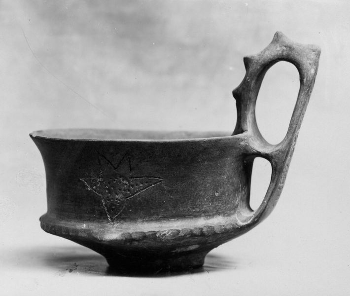 010301 - reperto - Vasellame arcaico (impasto, buccheri), vaso arcaico dal ripostiglio dell'Equus Domitiani; Neg. Serie F, Nr. 984