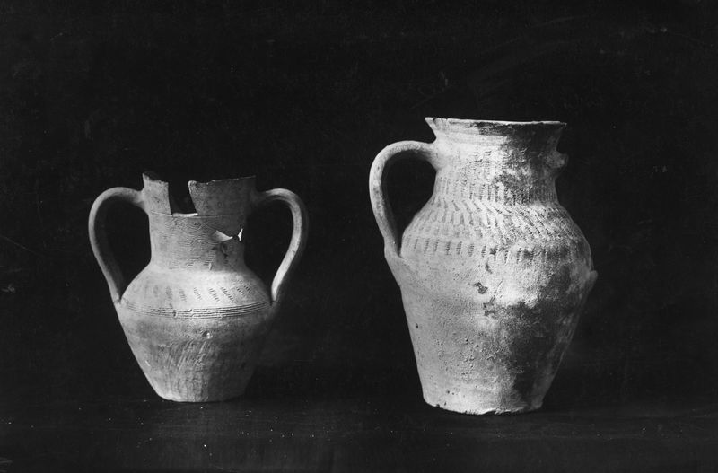 021747 - reperto - Raccolta medievale, anforette (quella di destra dalla Domus Publica); neg. serie F. n. manca