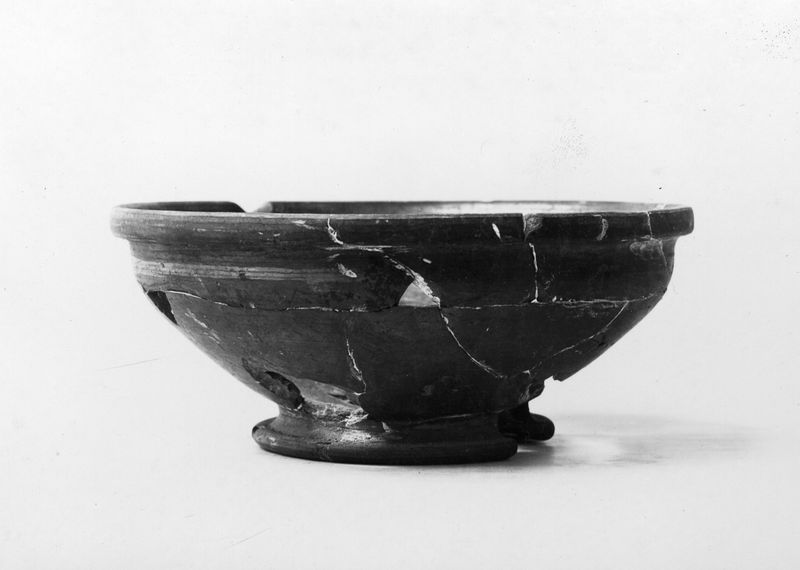 010311 - reperto - Vasellame arcaico (impasto, buccheri), ceramica d'impasto, coppa di bucchero dai pezzi del sepolcreto; Neg. Serie F, Nr. 985