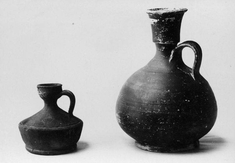 016938 - reperto - Ceramica campana, vaso a sinistra dal pozzo repubblicana G., vaso a destra dal granaio di Santa Francesca Romana; Neg. Serie F, Nr. 919