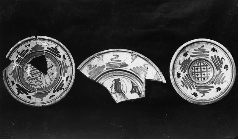 021823 - reperto - Raccolta medievale, piatti rinascimentali dalla Fonte di Giuturna; neg. serie F, n. 1117