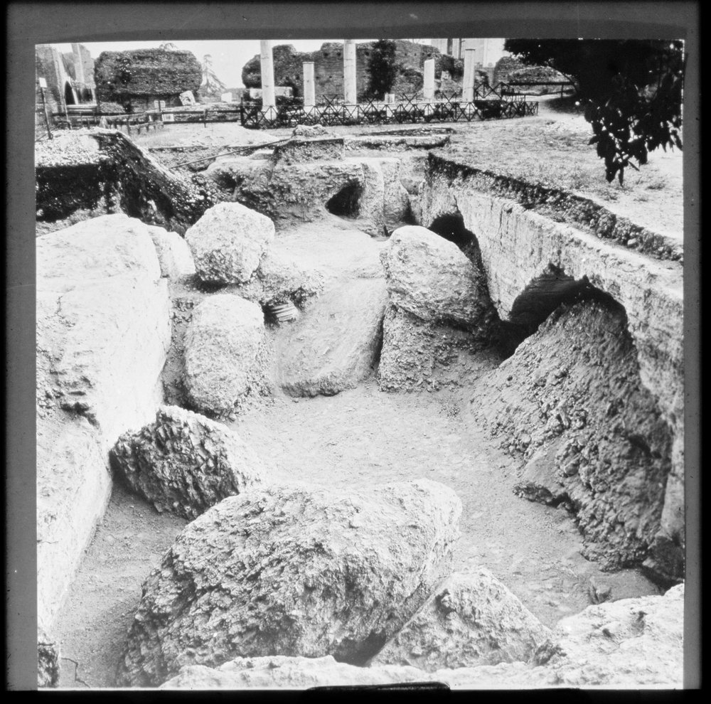 N 1374 cortile est tempio di apollo scavo biblioteche.JPG