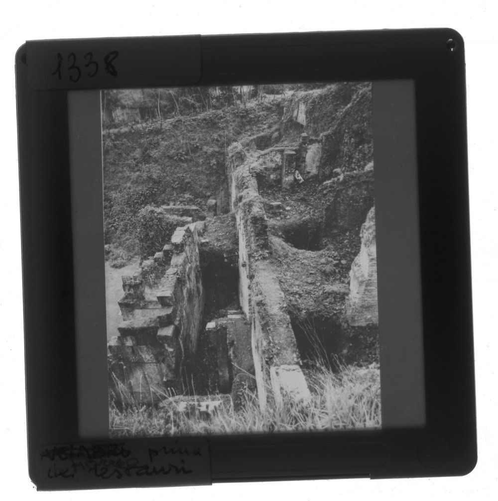 Diapositiva 6X6   1338  Velabro- zona occidentale sopra agli Horrea Agrippina prima dei restauri  (MARZO 1972).JPG