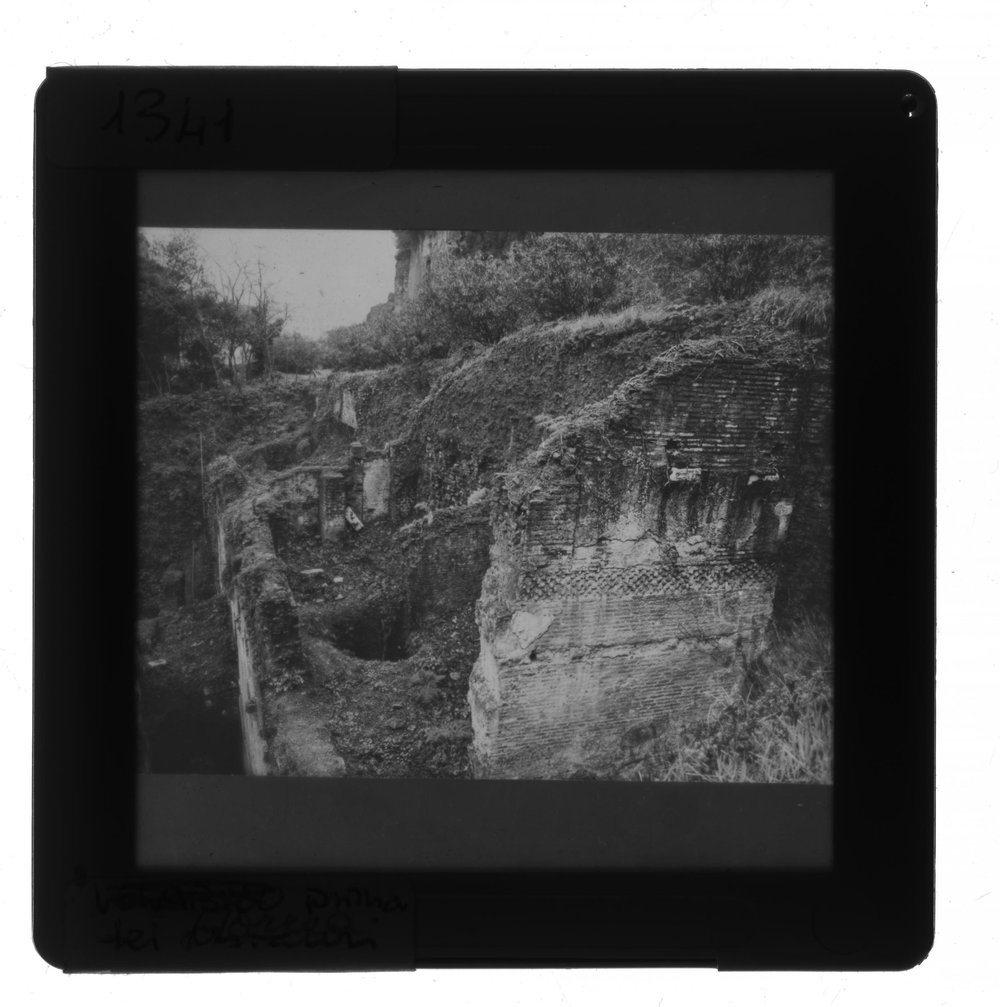 Diapositiva 6X6   1341 Velabro -  verasante occidentale sopra gli Horrea Agrippina prima dei restauri ( marzo 1972).JPG