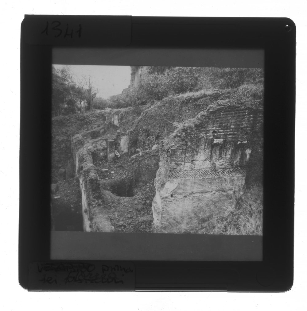 Diapositiva  6X6  1341 Velabro, zona occidentale sopra agli Horrea Agrippiana prima dei restauri ( marzo '72).JPG