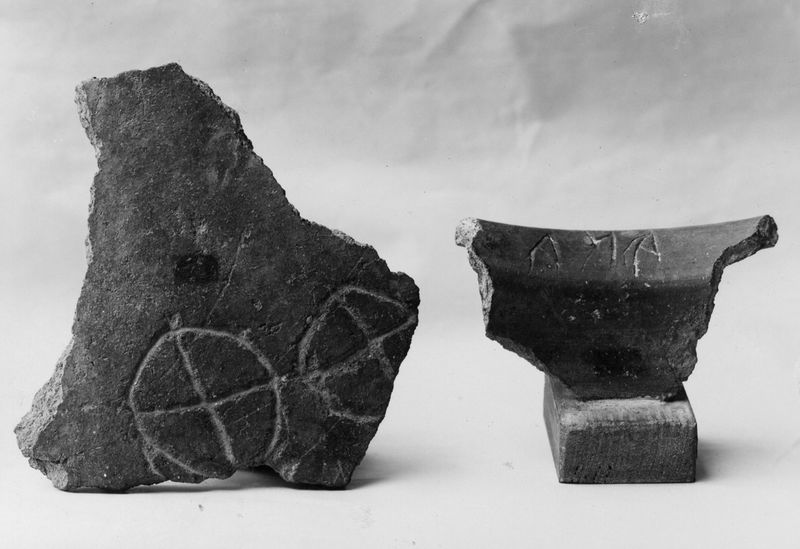 010292 - reperto - Vasellame arcaico (impasto e buccheri): ceramica di impasto con graffiti dalla Cloaca Massima; neg. serie F, n. 966