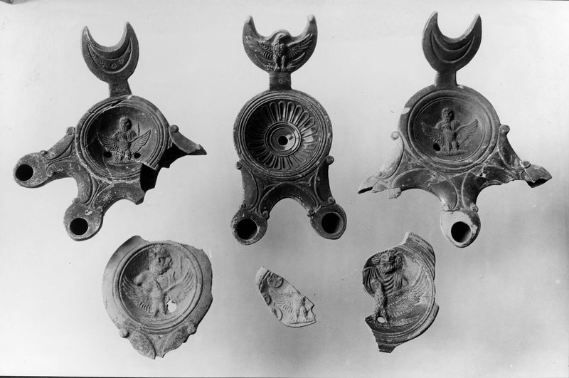 019058 - reperto - Antiquario Forense, Lucerne dalla Casa repubblicana sulla Velia; neg. serie E, n. 472