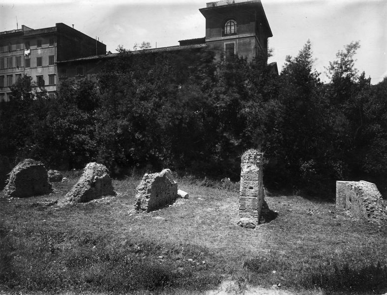 022029 - monumento - Atrio del Palazzo Imperiale (c.d. Tempio di Augusto), il fronte sul Vicus Tuscus, particolare di alcune pareti; neg. serie E, n. 1894