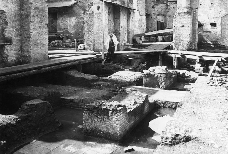 019498 - scavo archeologico - S. Maria Antiqua: esplorazione dell'area compresa fra il Sacrario di Giuturna e il Palazzo Imperiale; neg. serie F n. 200