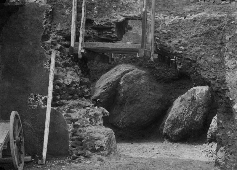 019525 - scavo archeologico - S. Maria Antiqua, ingresso dell'atrio durante lo scavo con due grandi blocchi caduti; neg. serie F, n. 109