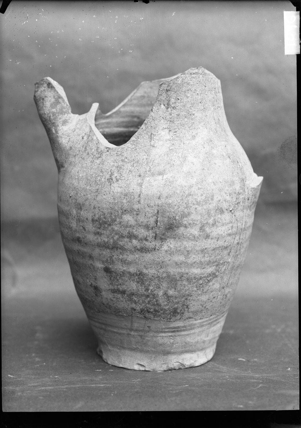 Vasi medievali dalla fonte di Giuturna 1096.tif