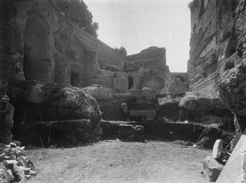 019534 - scavo archeologico - S. Maria Antiqua, scavo dell'atrio, il pilone medievale (30.VIII.1900); neg. serie E, n. 72