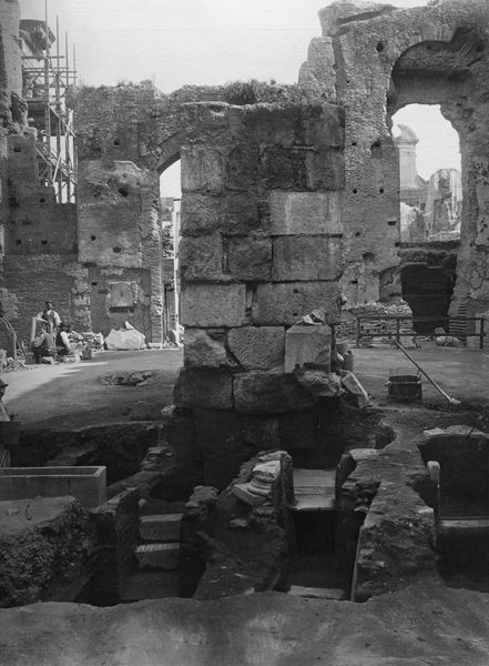 019536 - scavo archeologico - S. Maria Antiqua, alcune delle tombe cristiane nell'atrio a ridosso del pilone centrale; neg. serie E, n. 83