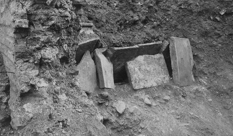 019538 - scavo archeologico - S. Maria Antiqua, scavo dell'atrio (?), sepoltura a cappuccina; neg. serie F, n. 1947