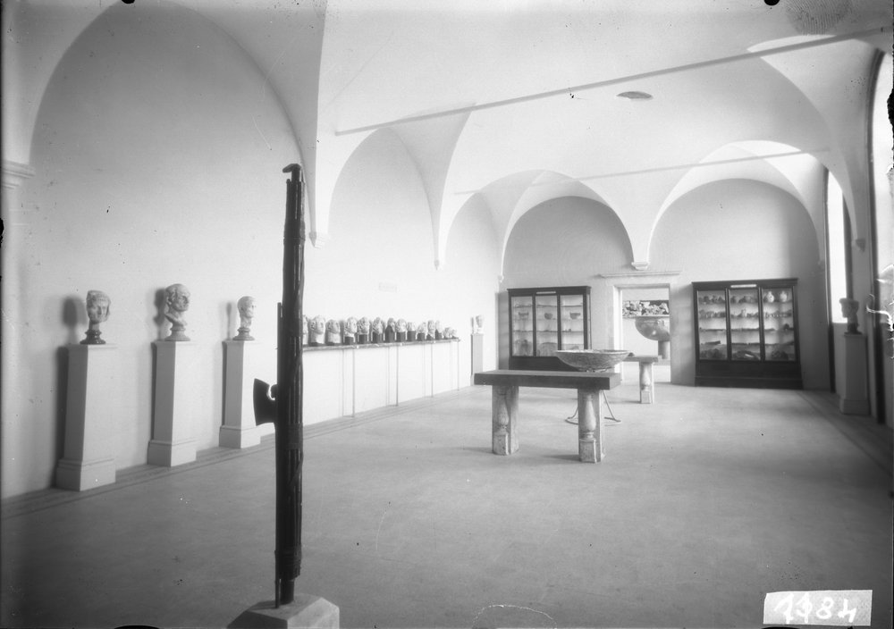 Vedute delle sale dell'antiquario 1184.tif