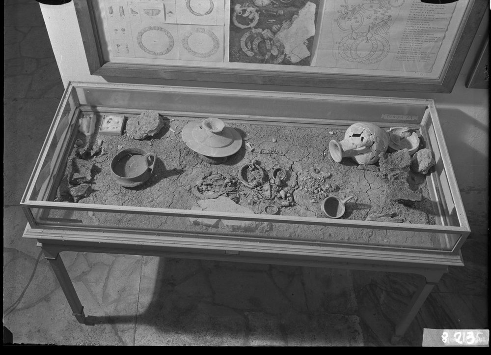 Materiale dal Sepolcreto 823.jpg