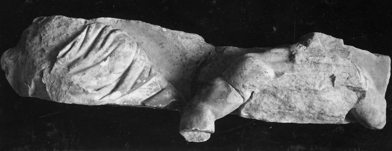 017669 - reperto - Figure affiancate (Riv. Ist. Archeol. 1961, p. 47, VII f); Neg. Serie 6x6, Nr. 21