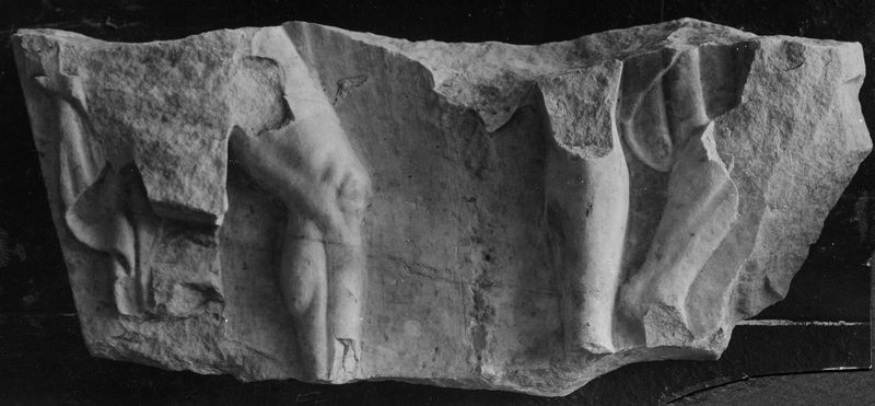 017672 - reperto - Figure in cammino (Riv. Ist. Archeol. 1961, p. 46, VII d);