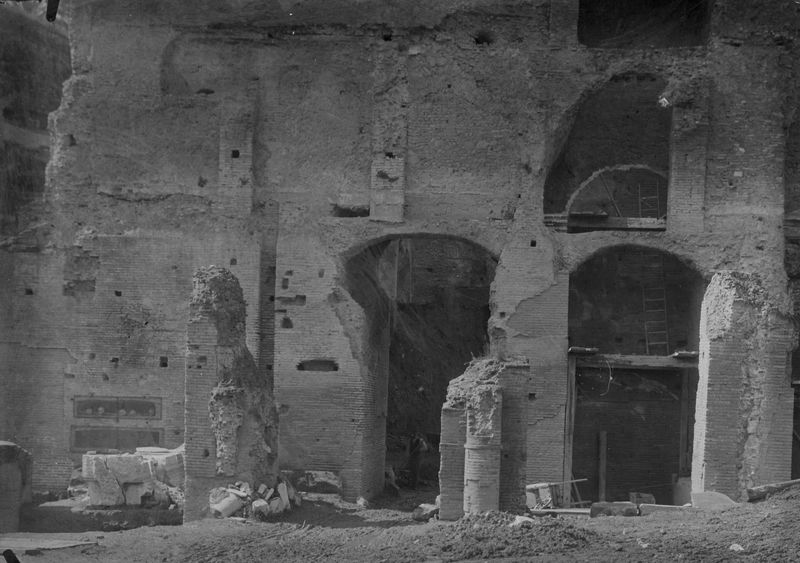 019499 - monumento - S. Maria Antiqua, il portico sett. all'esterno della rampa imperiale; neg. serie F, n. 184